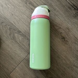 Owala free sip green and pink 32 oz